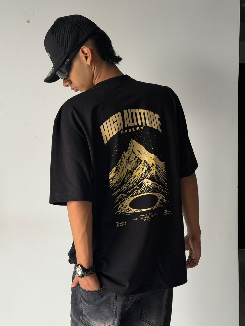 CAMISETA NEGRA ESTAMPADO DORADO ESPALDA