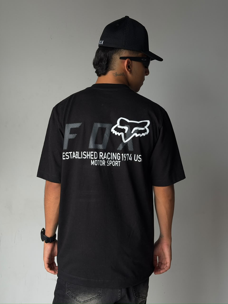 CAMISETA FOX NEGRA LOGO GRIS ESPALDA