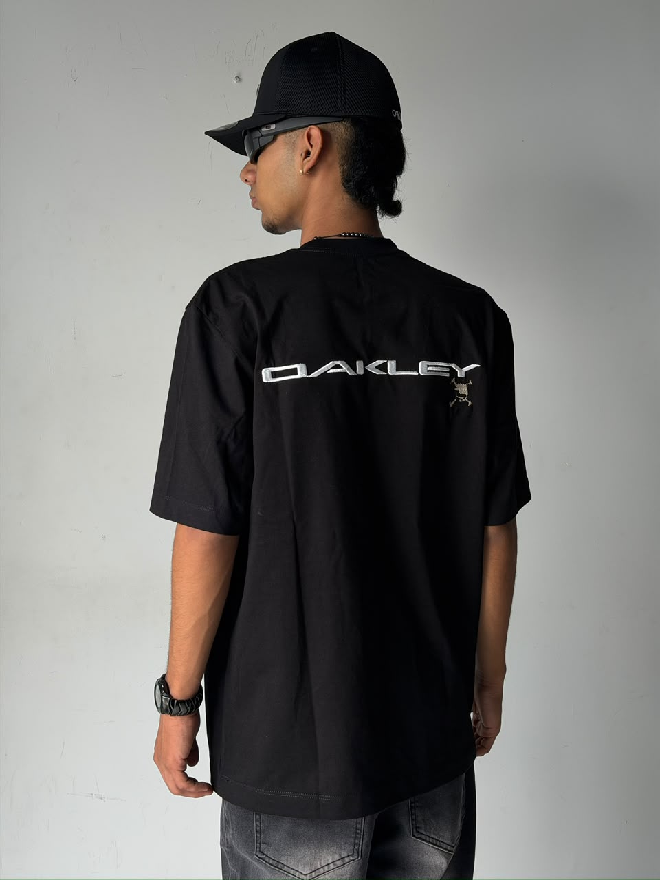 CAMISETA NEGRA LETRAS BLANCAS ESPALDA