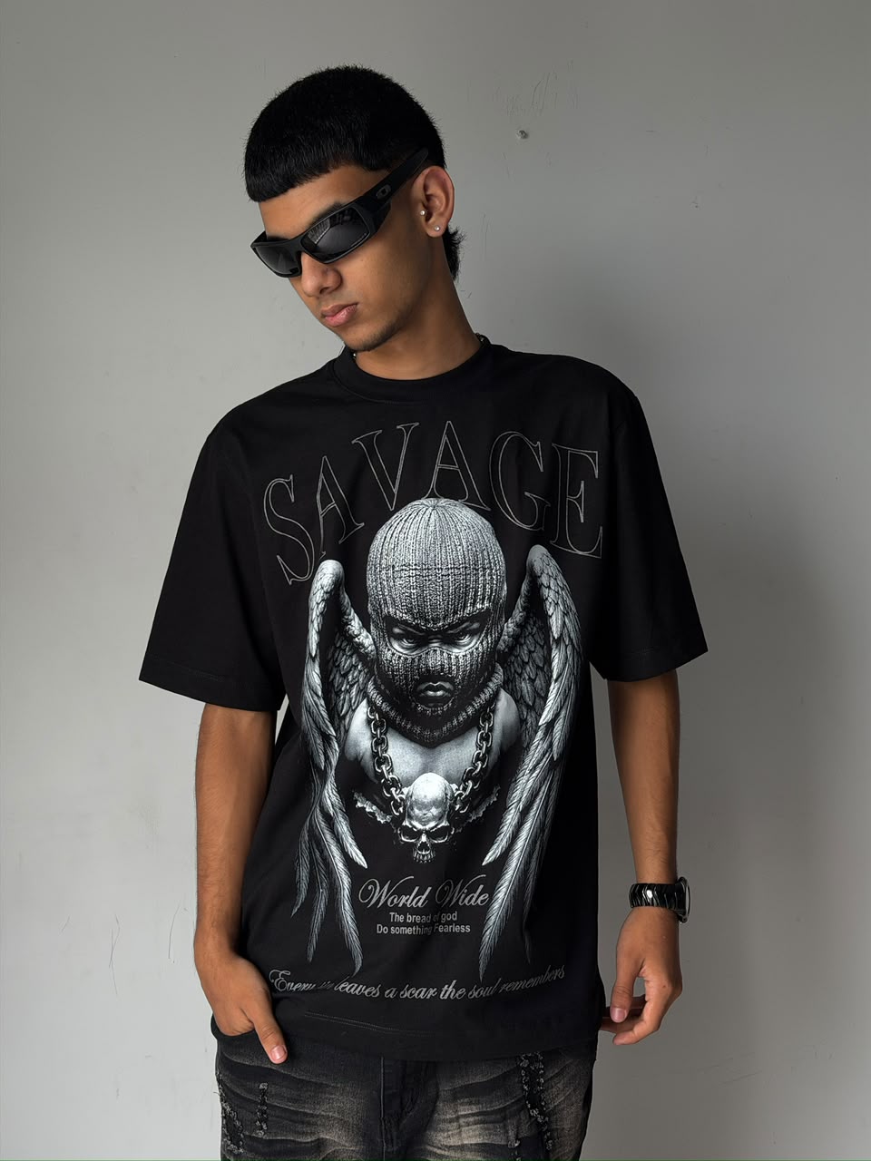 CAMISETA NEGRA GRAFICO PLATEADO FRONTAL