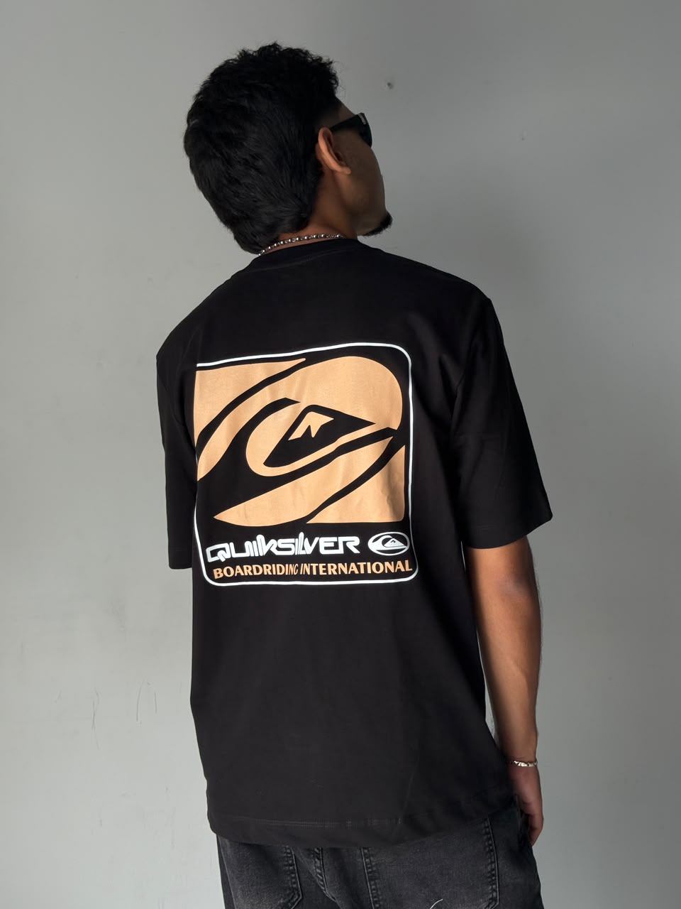 CAMISETA NEGRA GRAFICO DORADO ESPALDA