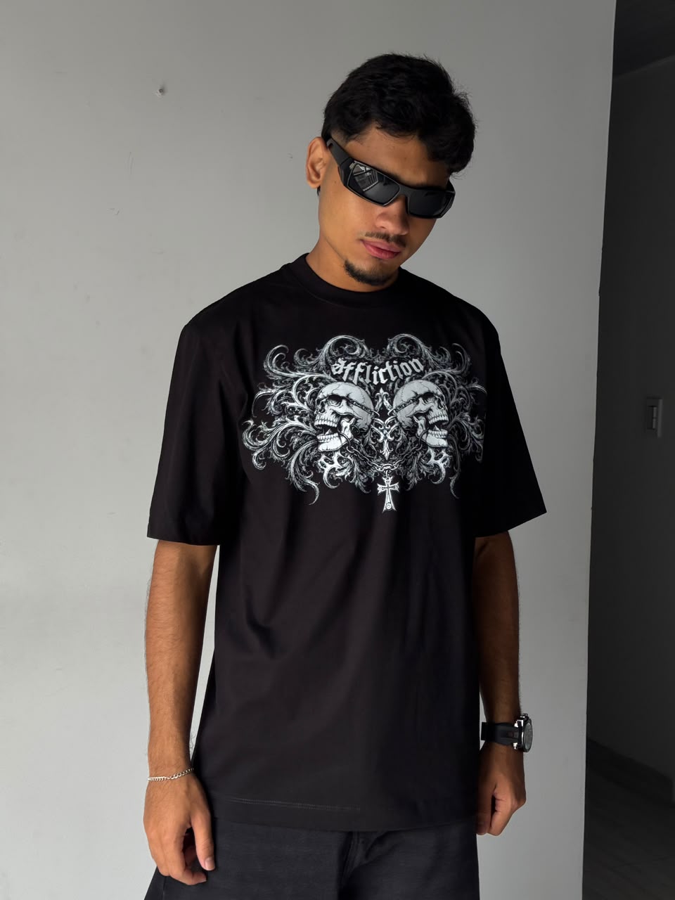 CAMISETA NEGRA ILUSTRACION BLANCA FRONTAL