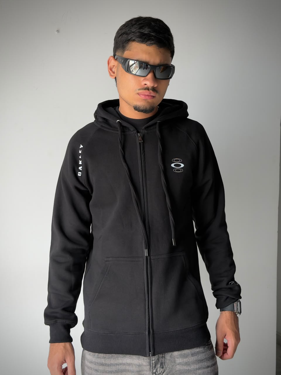 Oakley negro