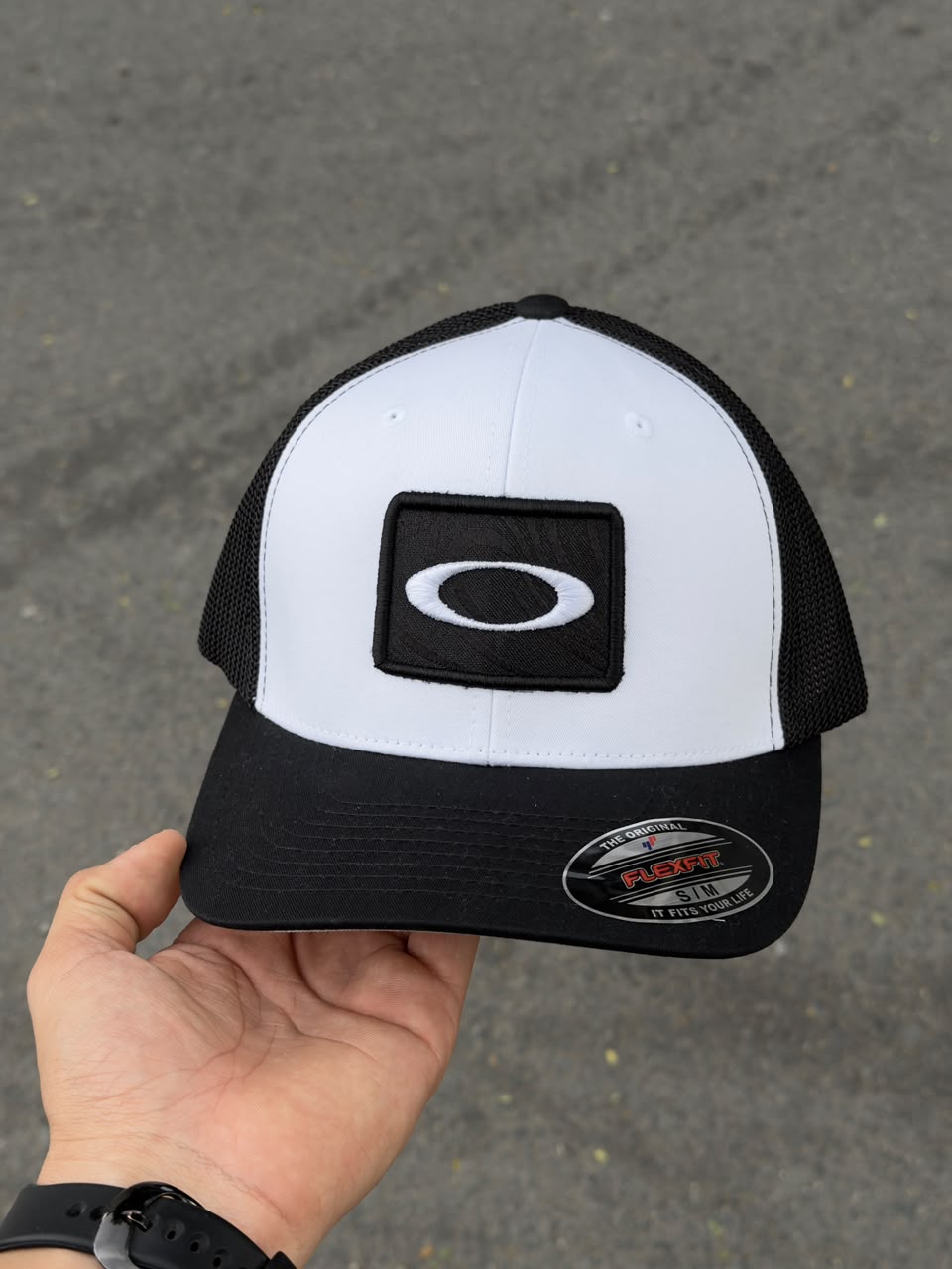 Gorra Oakley Flexfit blanca negra logo negro