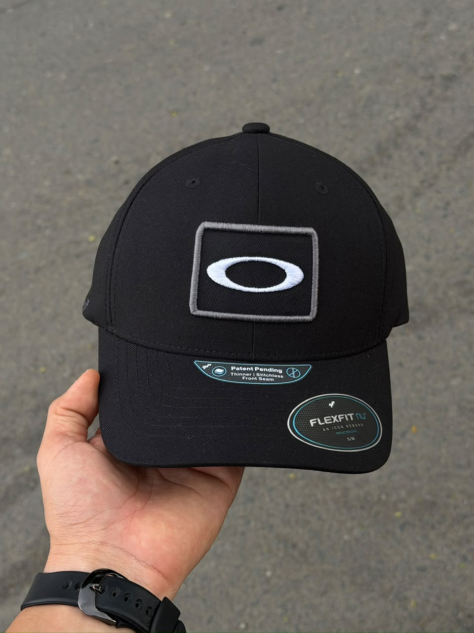 Gorra Oakley Flexfit negra logo blanco