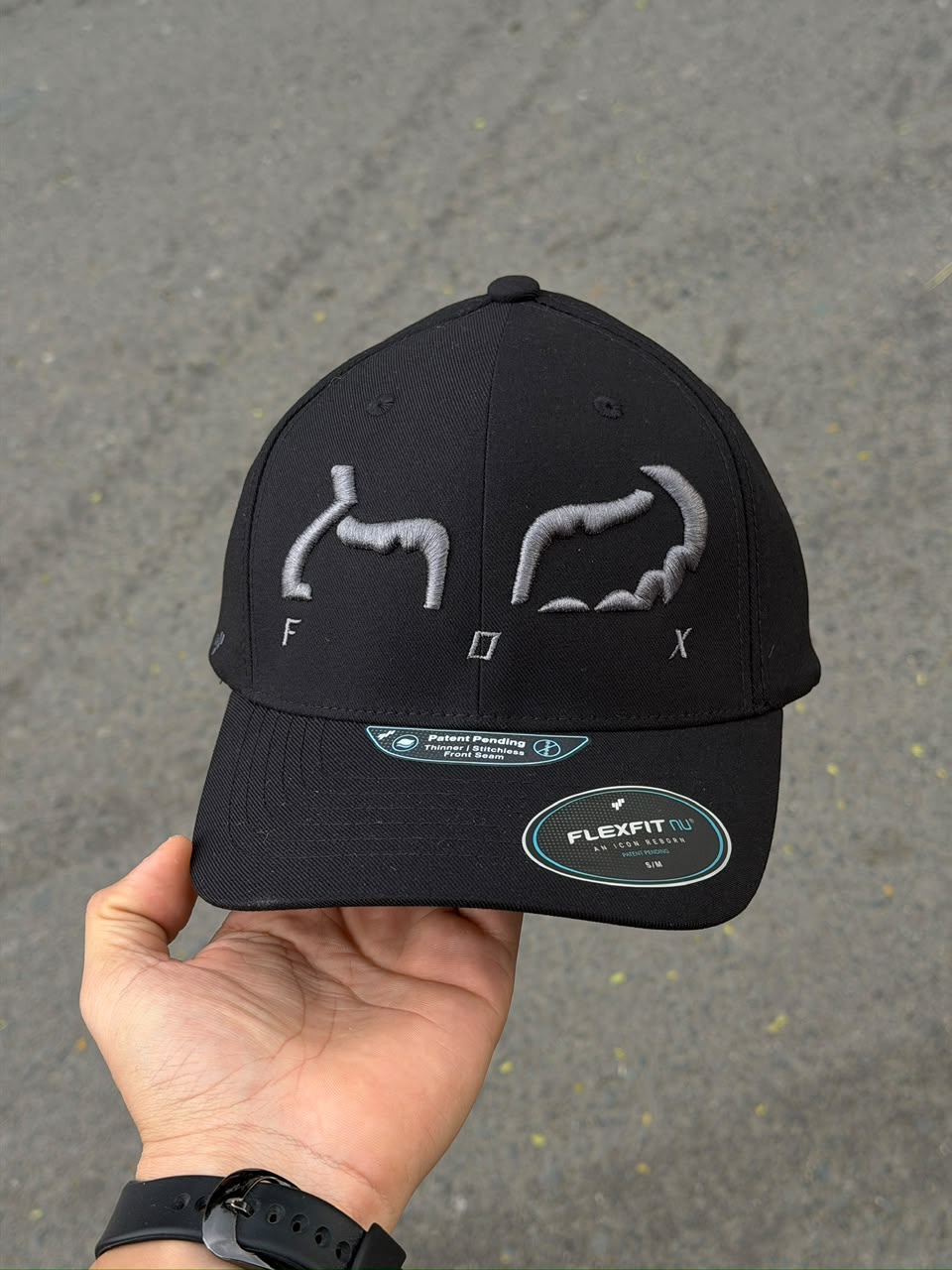 Gorra fox Flexfit negra logo gris grande