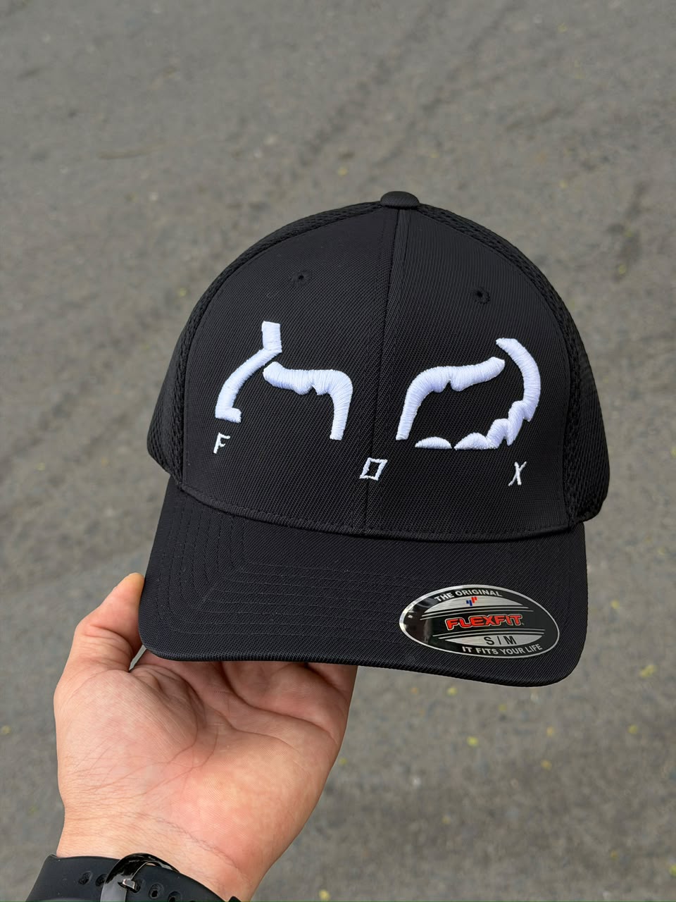 Gorra fox Flexfit negra logo blanco grande