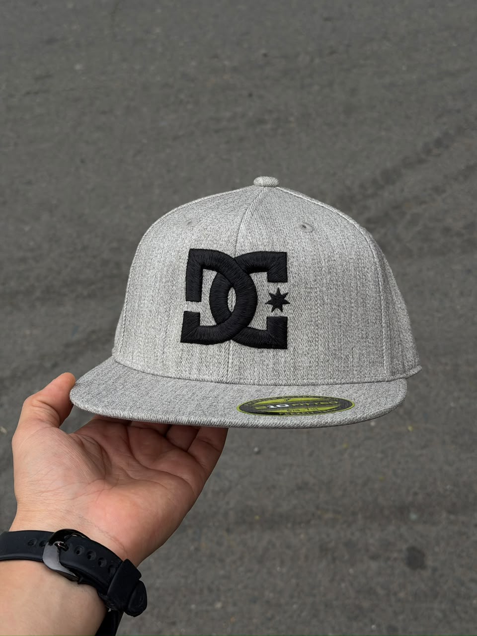 Gorra DC plana gris claro logo negro ajuste