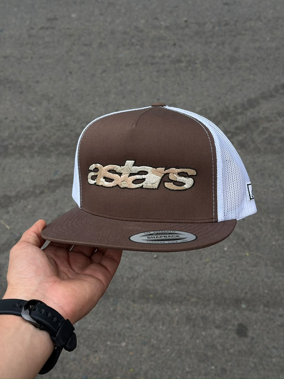 Gorra alpinestar plana cafe con blanco ajuste
