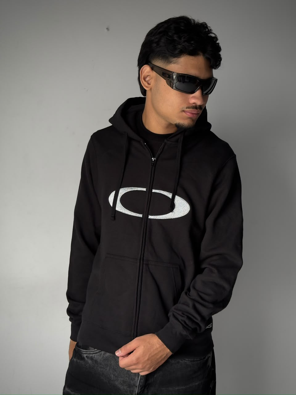 Oakley negro