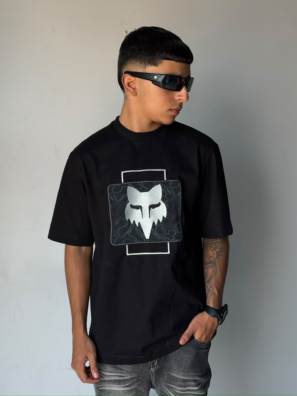 CAMISETA FOX NEGRO LOGO BLANCO