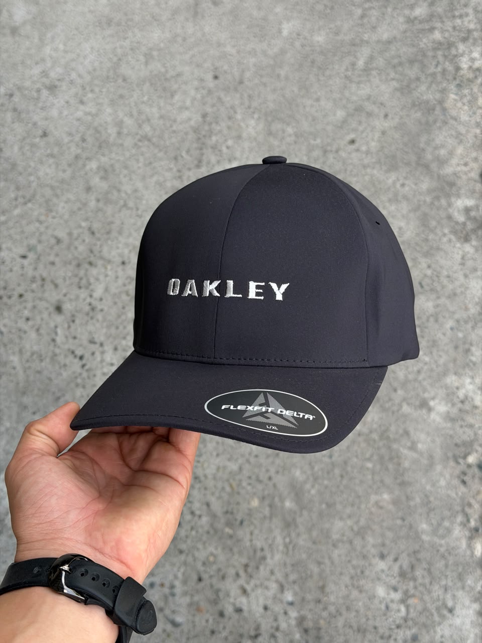 Gorra Oakley — Azul oscuro — Letras pequeñas