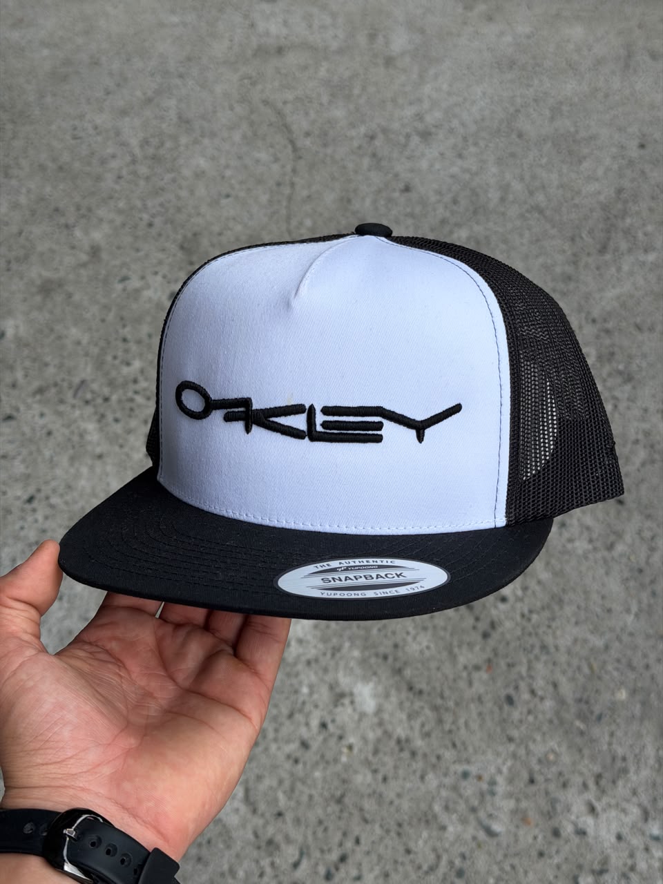 Gorra Oakley — Blanco / Negro — Letras negras