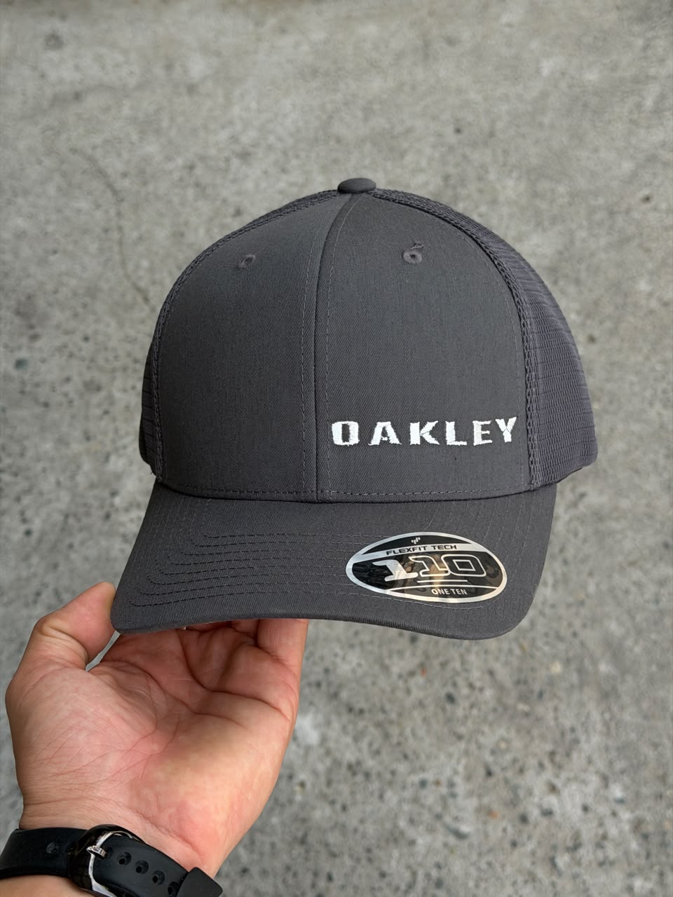 Gorra Oakley — Gris — Letras pequeñas