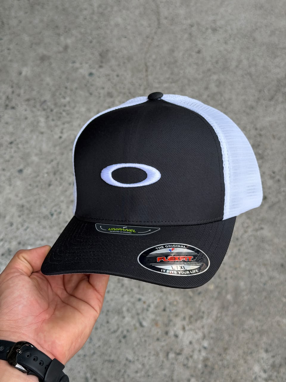Gorra Oakley — Negro / Blanco — Óvalo grande