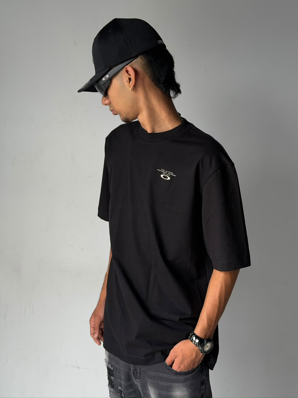 CAMISETA NEGRA ESTAMPADO DORADO ESPALDA