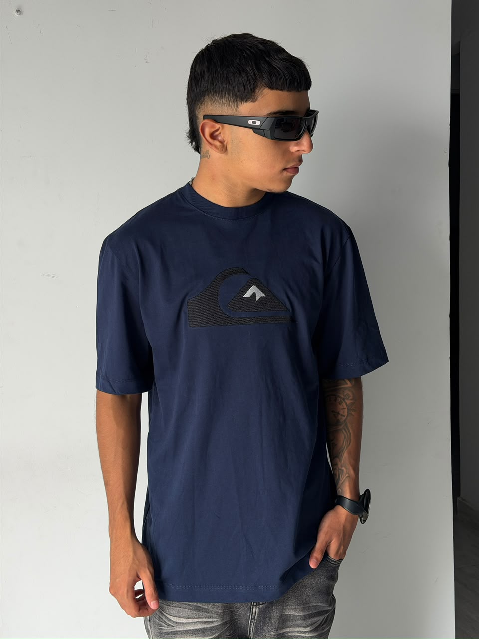 CAMISETA AZUL MARINO LETRAS BLANCAS