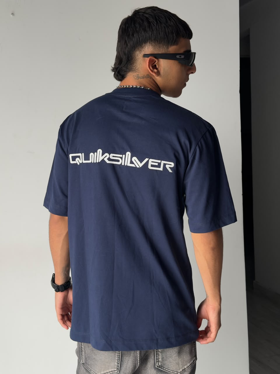 CAMISETA AZUL MARINO LETRAS BLANCAS