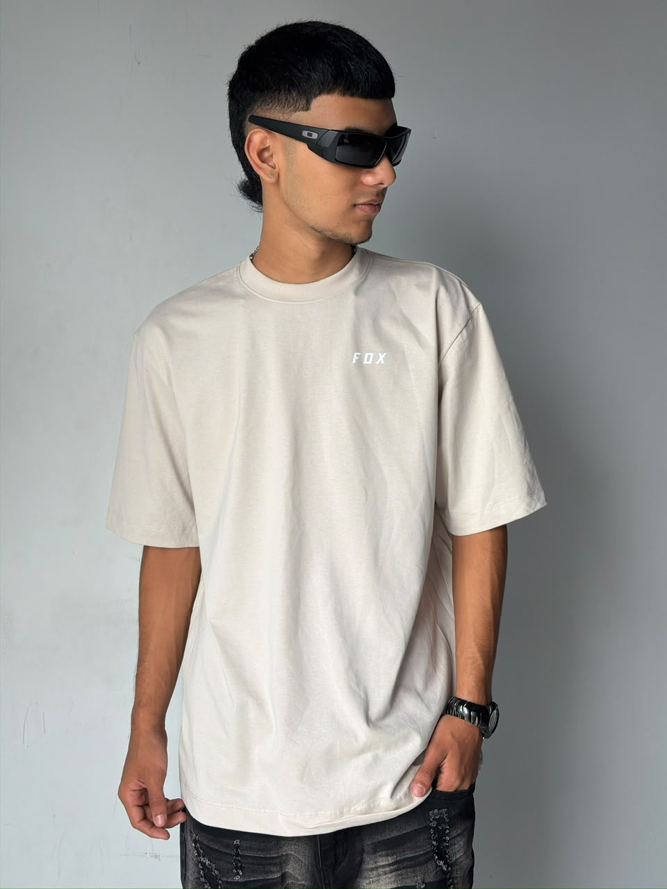 CAMISETA BLANCA ESTAMPADO BEIGE ESPALDA