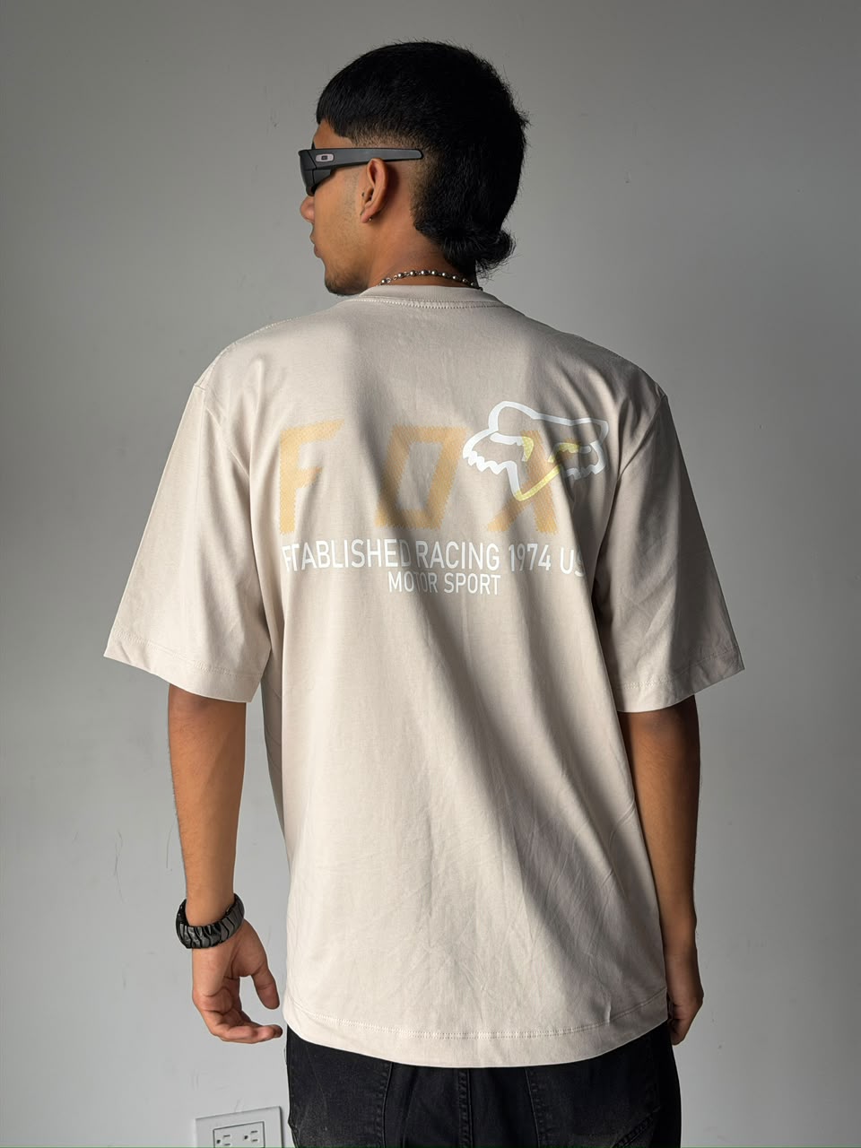CAMISETA BLANCA ESTAMPADO BEIGE ESPALDA