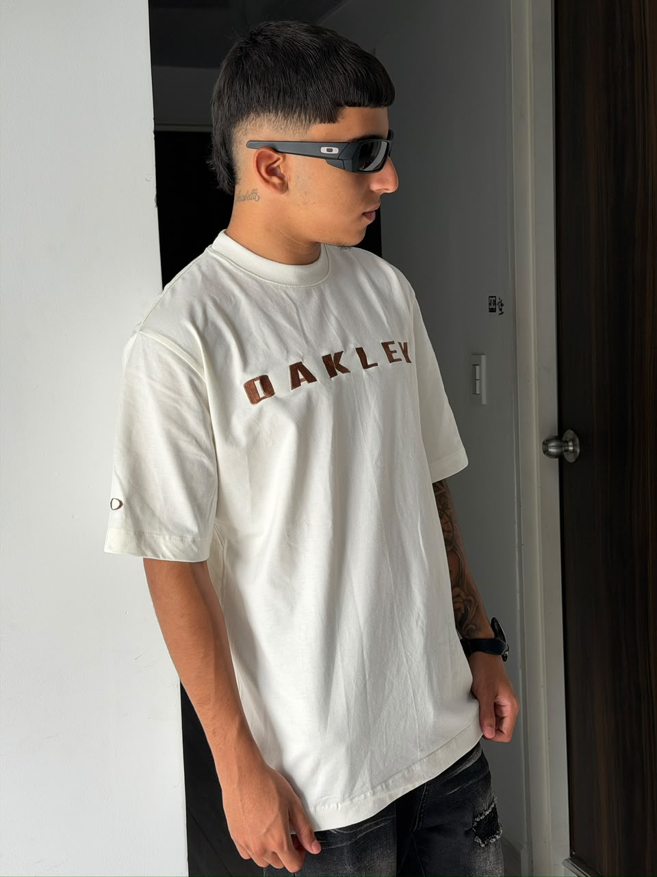 CAMISETA BLANCA LOGO OVALADO NEGRO