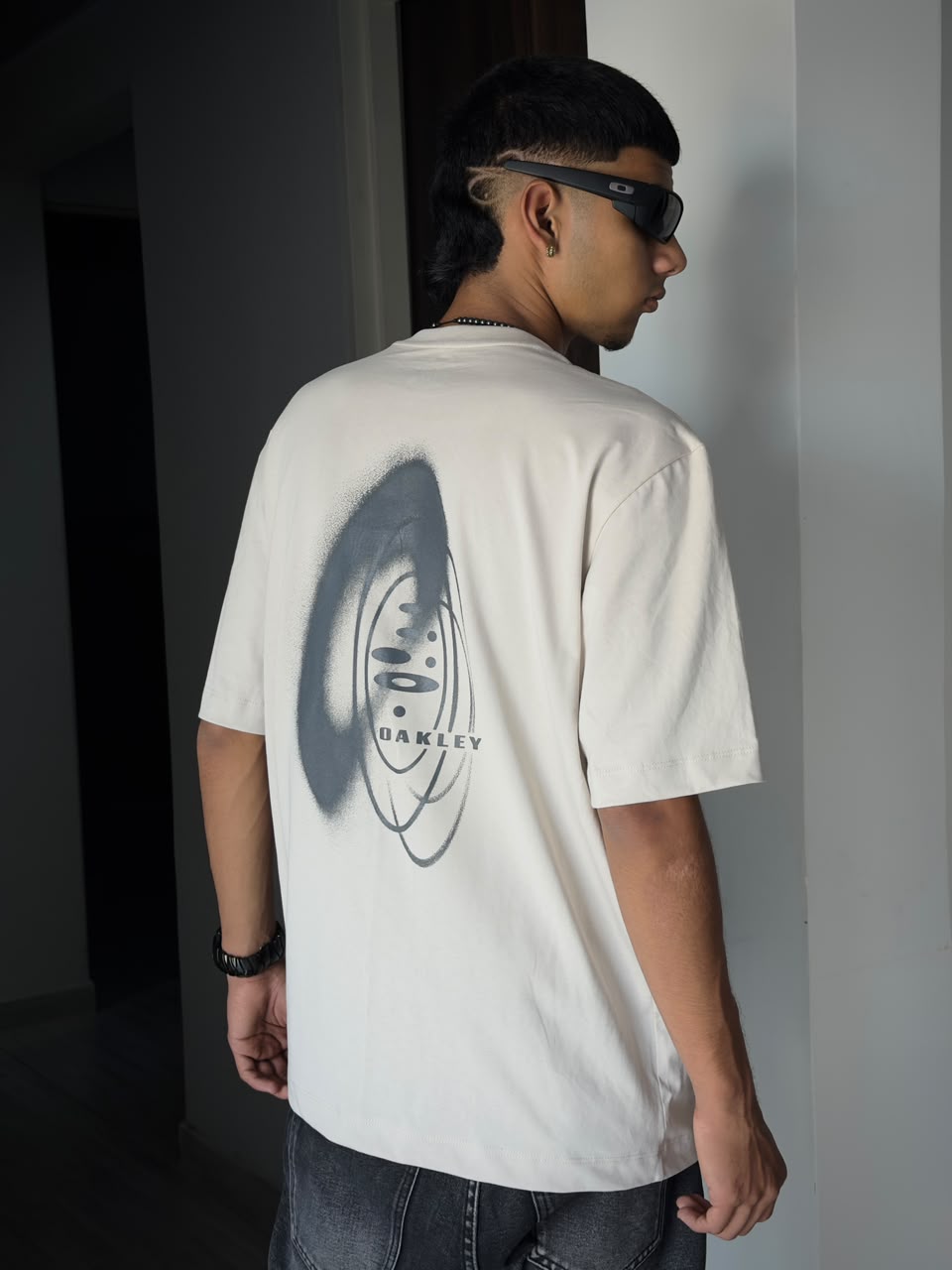 CAMISETA BLANCA GRAFICO OVALADO ESPALDA