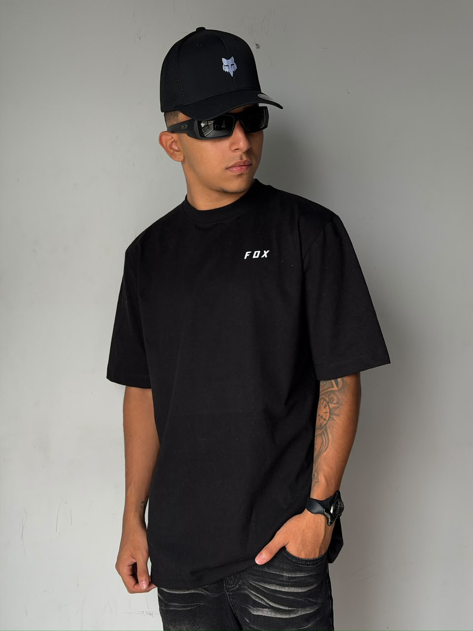 CAMISETA FOX NEGRA LOGO GRIS ESPALDA