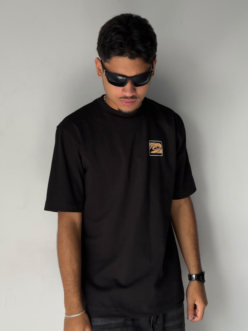 CAMISETA NEGRA GRAFICO DORADO ESPALDA