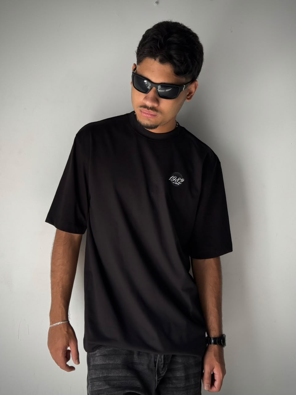 CAMISETA NEGRA LOGO CIRCULAR ESPALDA