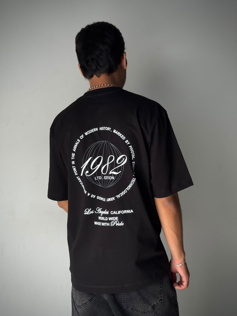 CAMISETA NEGRA LOGO CIRCULAR ESPALDA