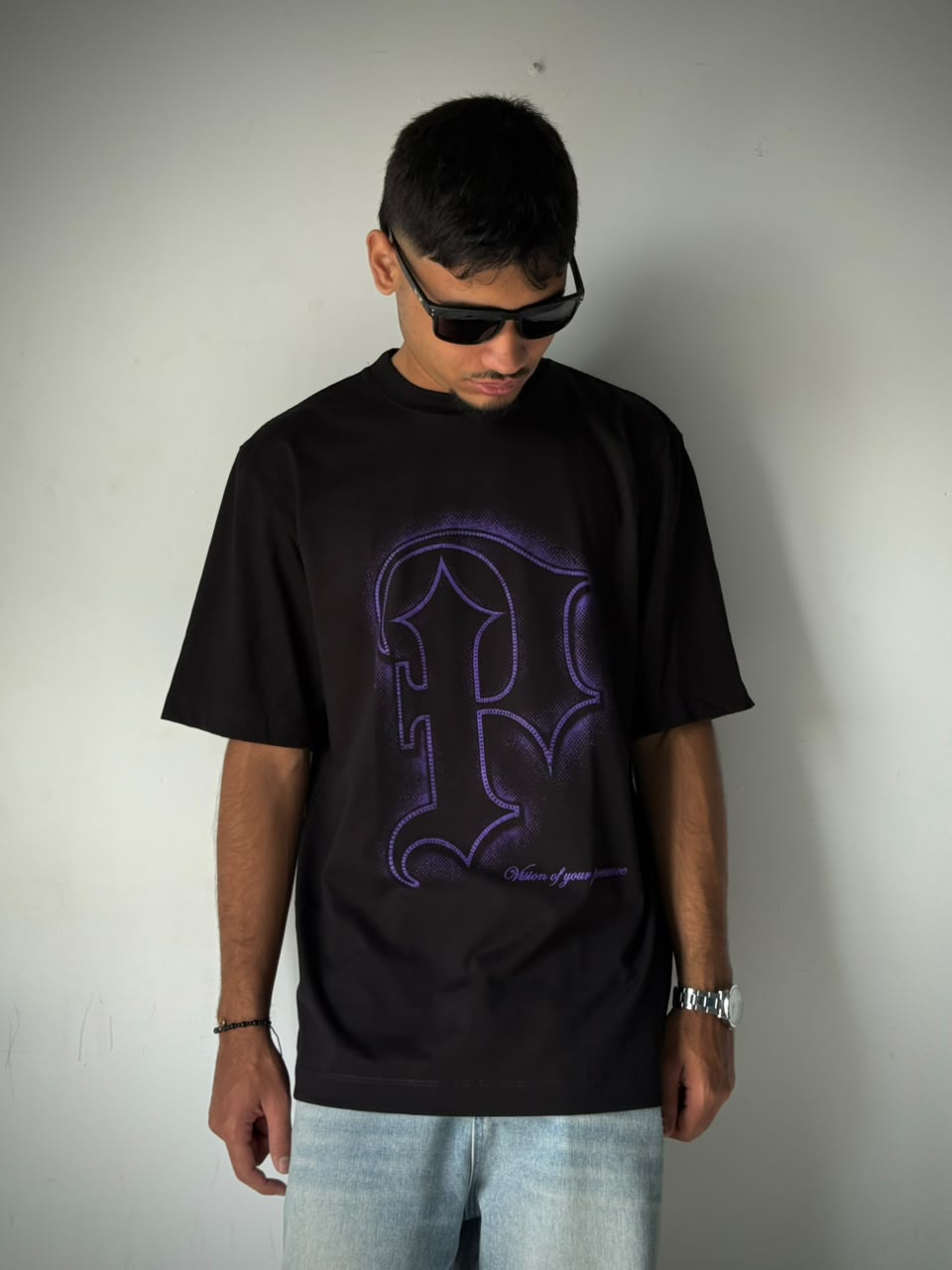 CAMISETA NEGRA ILUSTRACION MORADA FRONTAL