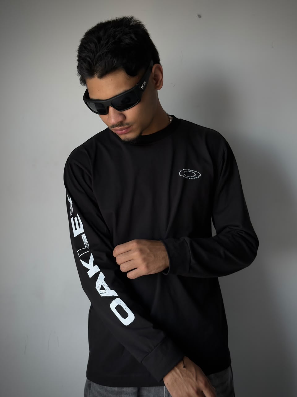 BUZO MANGA LARGA OAKLEY NEGRO LETRAS BLANCAS EN MANGAS