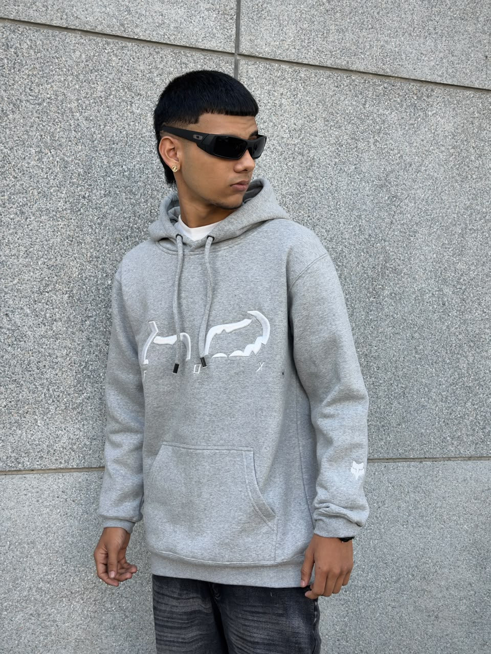 Fox gris logo blanco