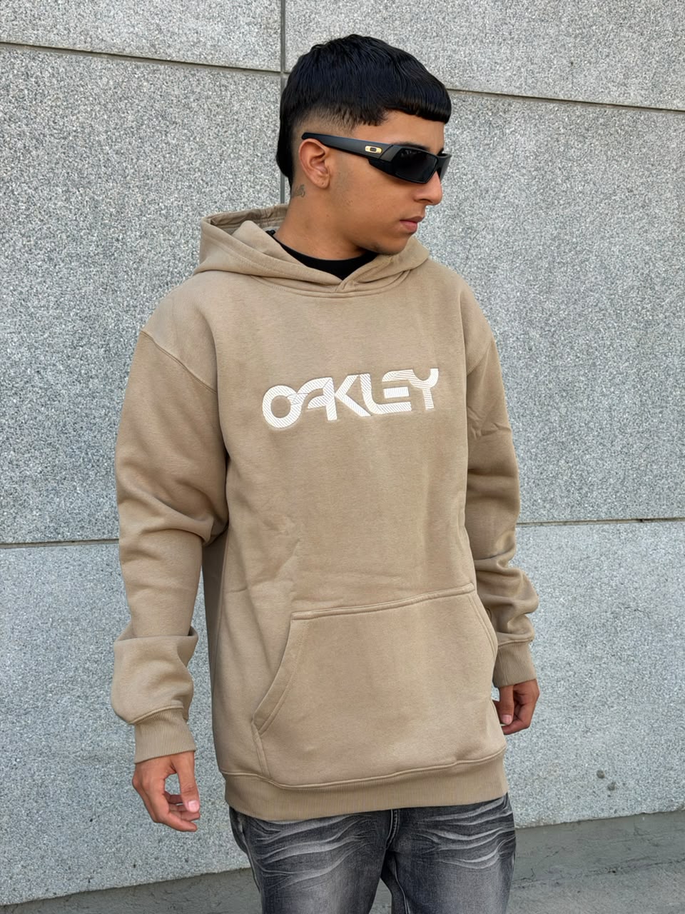 Oakley beige letras blancas