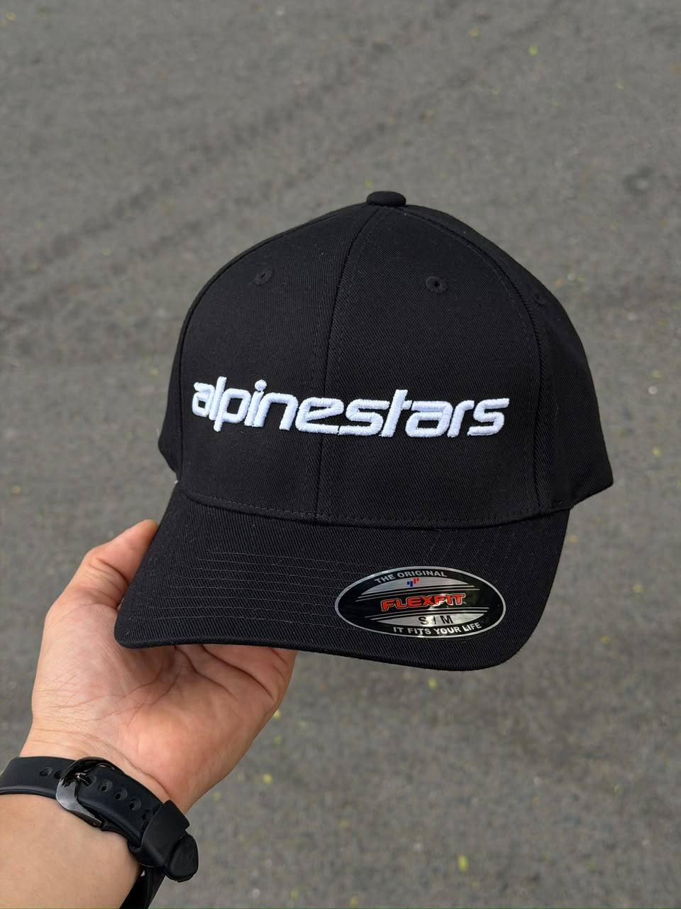Gorra Alpinestars Flexflit negra letras blancas.