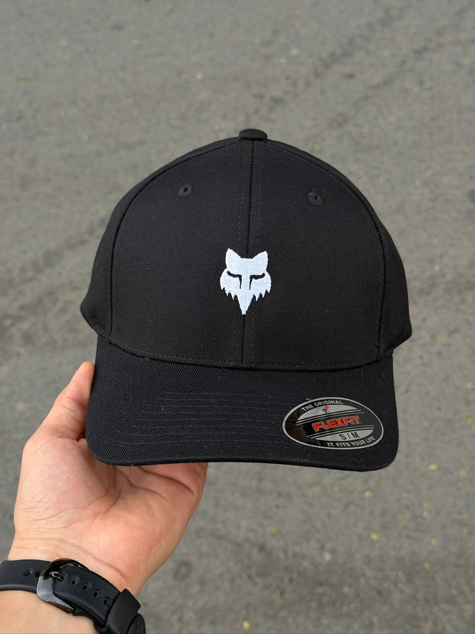 Gorra fox Flexfit negra logo blanco pequeño