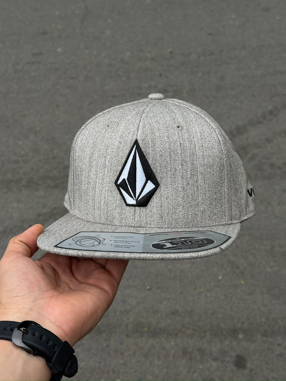 Gorra Volcom  plana gris claro logo negro blanco ajuste