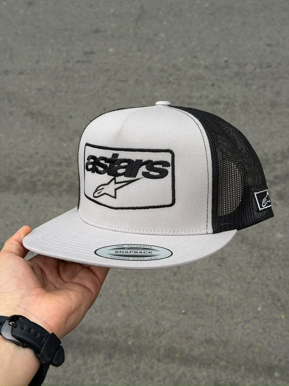 Gorra alpinestar plana gris claro con negro ajuste