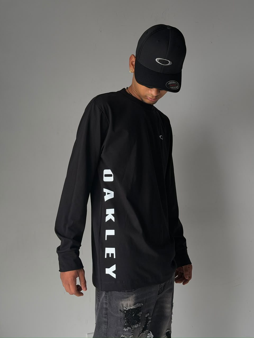 BUZO MANGA LARGA OAKLEY NEGRO LETRAS BLANCAS