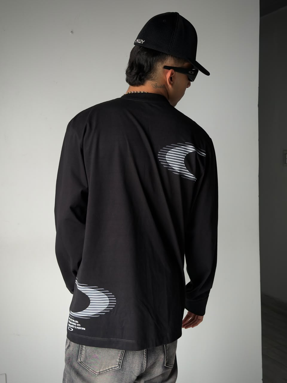 BUZO MANGA LARGA OAKLEY LOGO GRIS