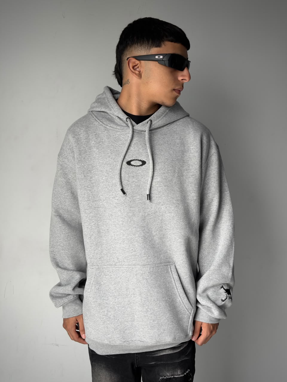 Oakley Gris