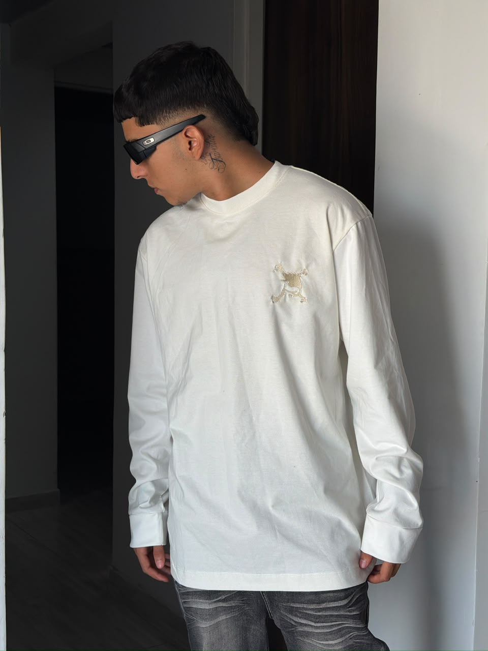 BUZO MANGA LARGA OAKLEY SKULL BLANCO LOGO BLANCO