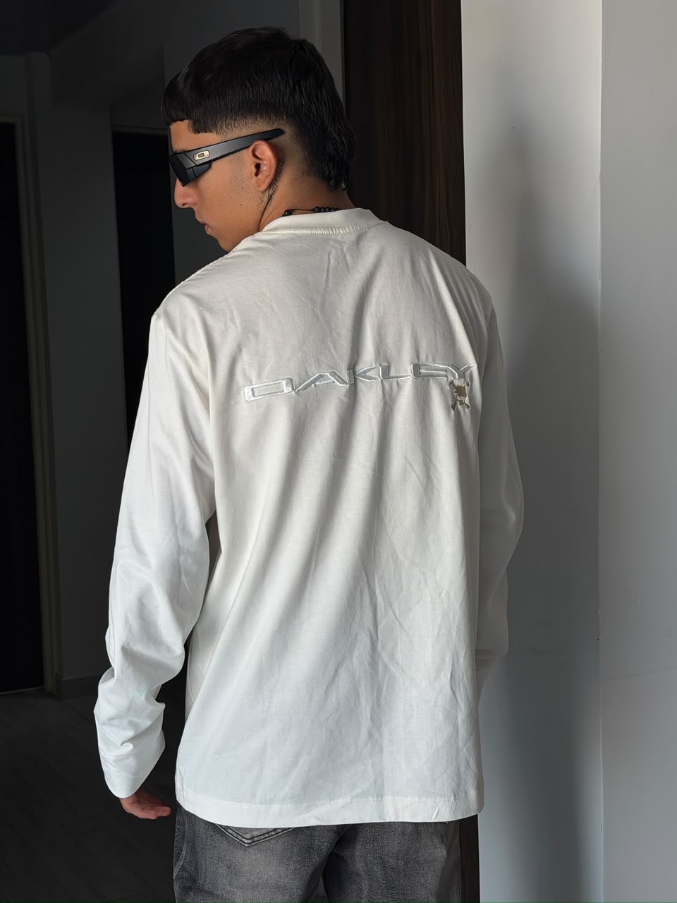 BUZO MANGA LARGA OAKLEY SKULL BLANCO LOGO BLANCO