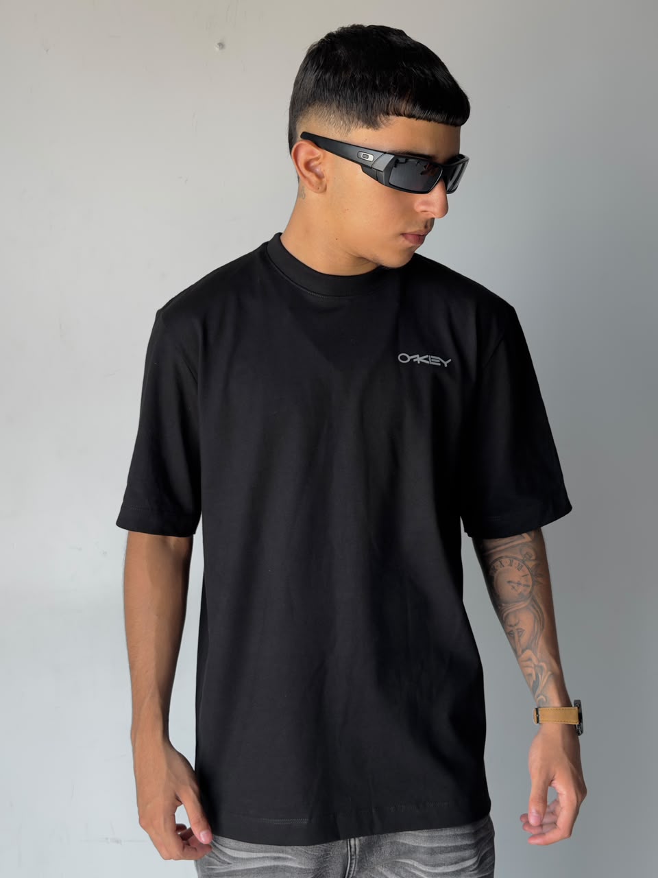 CAMISETA OAKLEY NEGRO LOGO GRIS