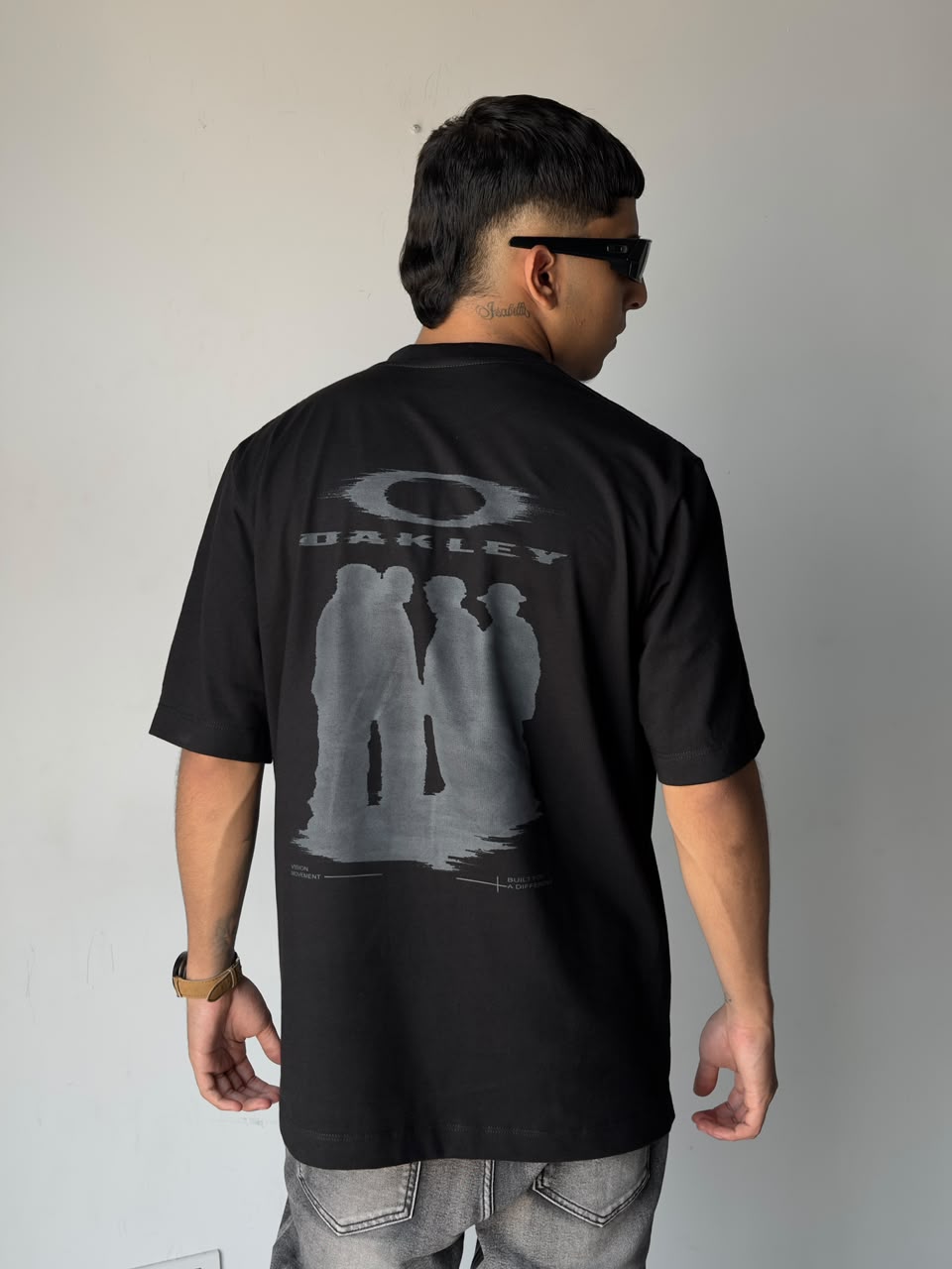 CAMISETA OAKLEY NEGRO LOGO GRIS