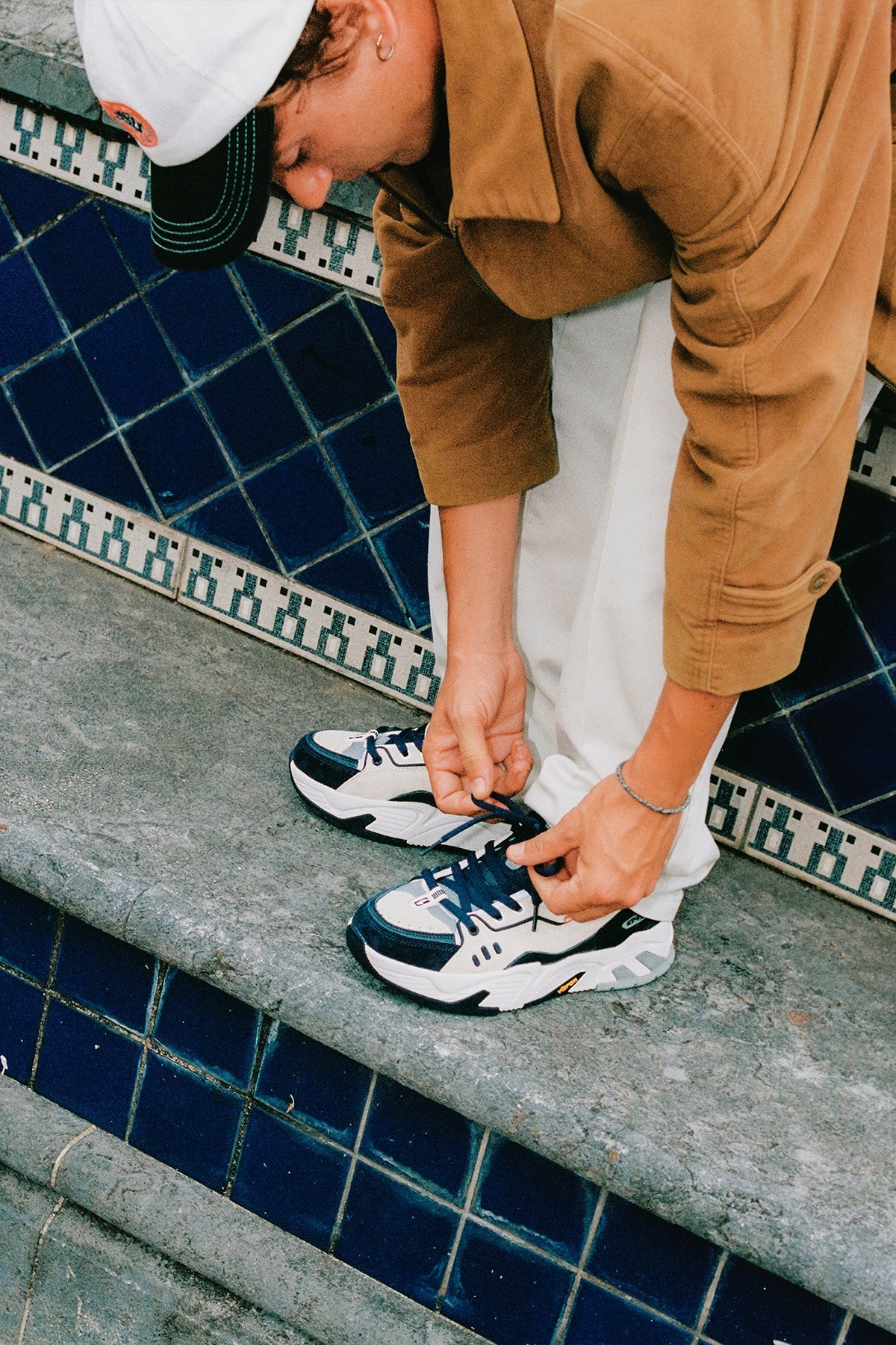 GLOBE CT-4000 - White/Navy — vista 2