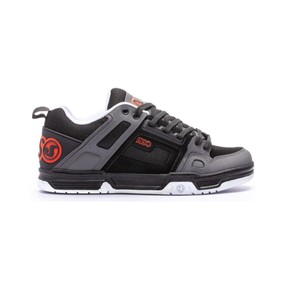 DVS COMANCHE BLACK RED NBK - Vista lateral, punta hacia la derecha