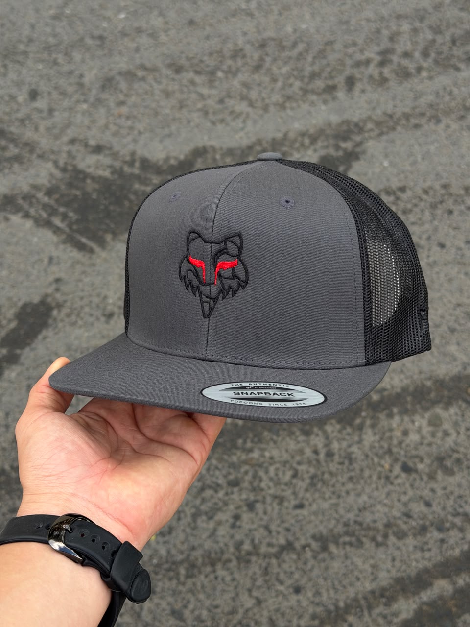Gorra Fox — Gris / Negro — Logo rojo
