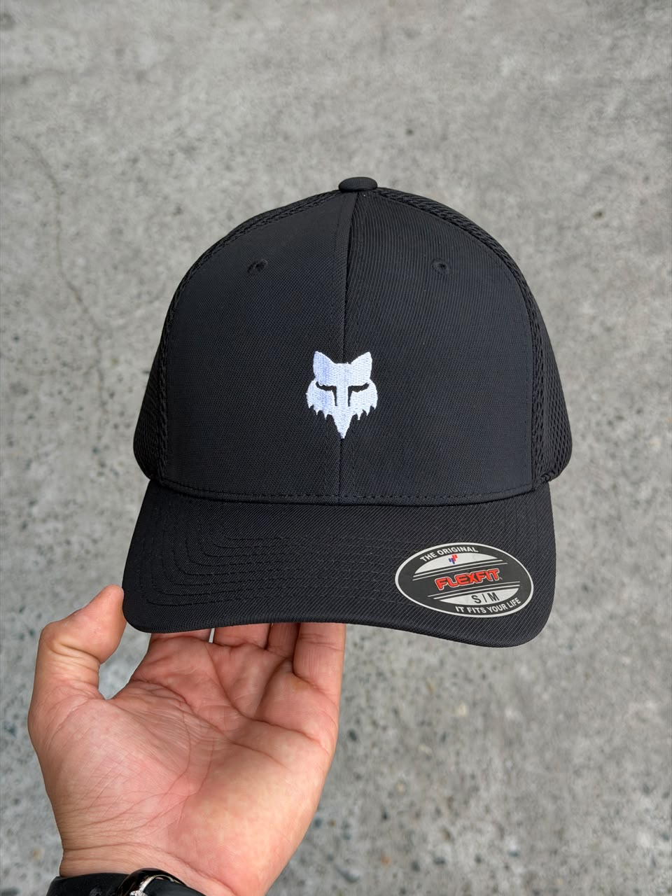 Gorra Fox — Negro — Logo blanco