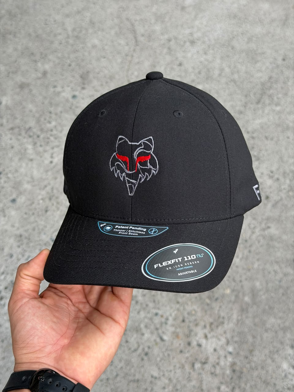 Gorra Fox — Negro — Logo rojo